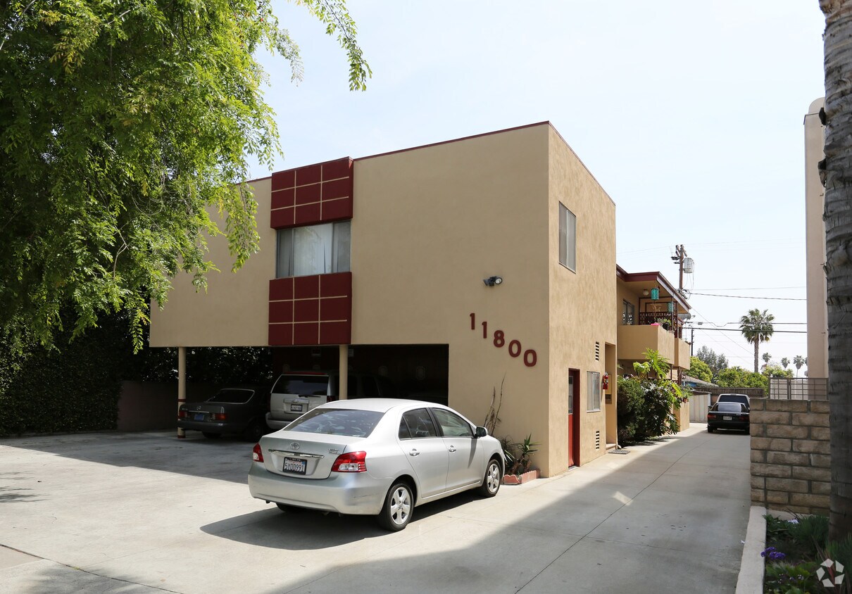 Primary Photo - 11800 Avon Way