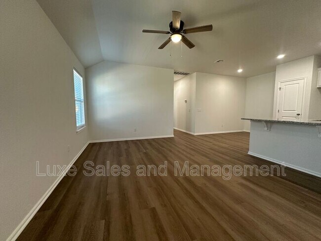 Foto del edificio - 11502 Mackenzie Wy