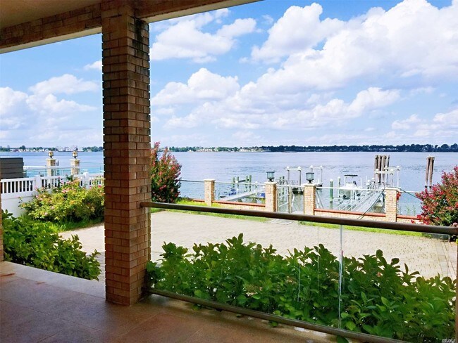 Foto del edificio - 150-81 Powells Cove Blvd