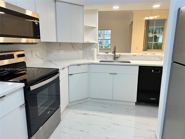 Foto del edificio - 3255 NE 184th St