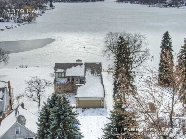 Building Photo - Lakefront colonial on Lake Oakland!