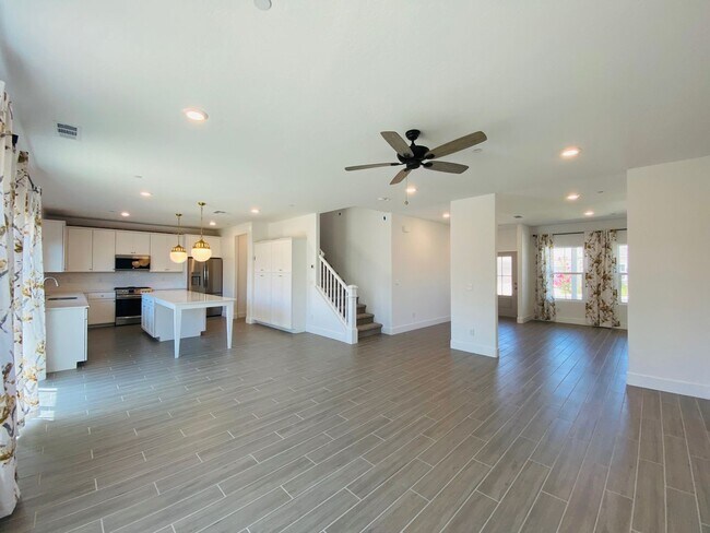Building Photo - $3,000 Clovis & Shepherd, 4 Bedroom - Lest...