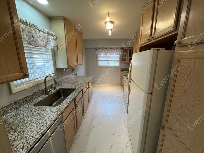 Building Photo - 1212 N Selfridge Blvd