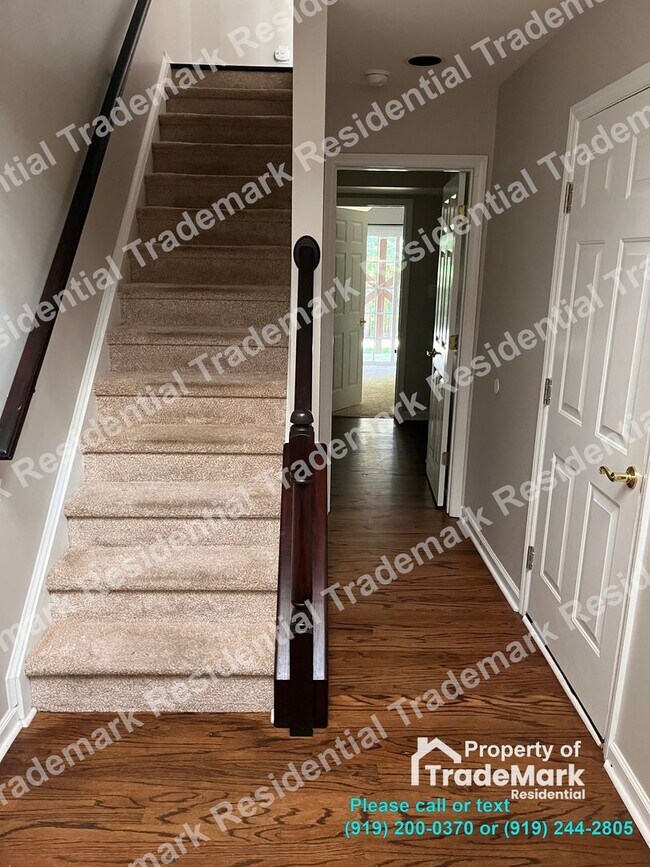 Building Photo - 3 bedroom 2.5 bath townhouse with garage