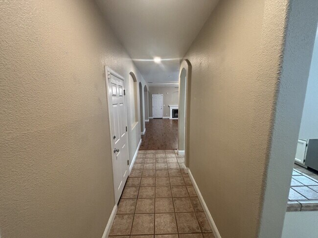 Foto del edificio - Available Now: 3 bed 2 bath home in Roseville
