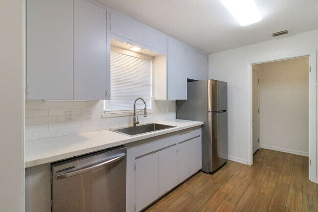 Building Photo - 609 W Walnut Ave