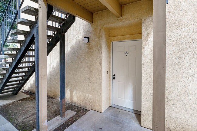 Foto del edificio - Newly remodeled downstairs condo in gated ...