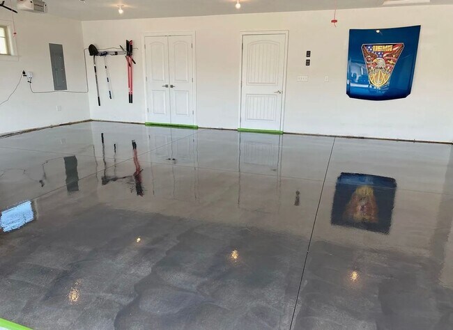 Foto del edificio - FANTASTIC NEIGHBORHOOD! THREE CAR GARAGE! ...