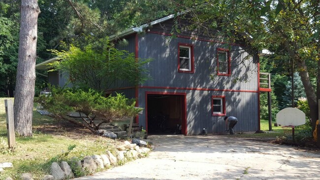 Building Photo - 905 Greenvale Ave W