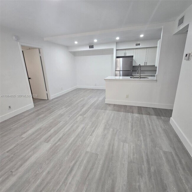 Foto del edificio - 10020 Winding Lake Rd