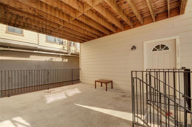 Building Photo - 1100 W 25th St