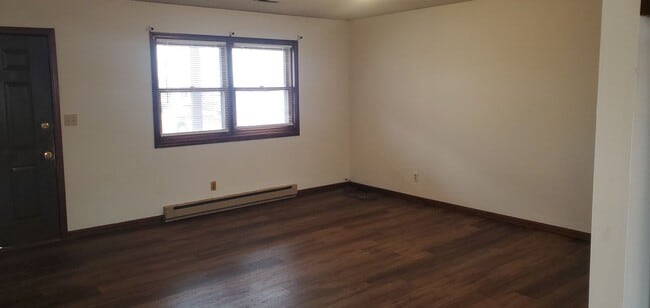 Building Photo - 3 bd, 1 ba house N Columbia, new paint and...