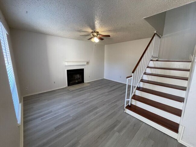 Building Photo - Cozy 2 Bedroom Townhome for rent in North ...
