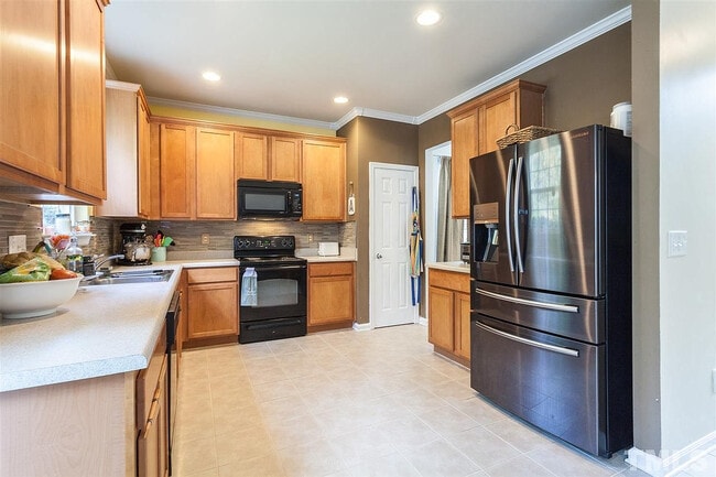 Photo - Room in House on Autumn Leaf Ln