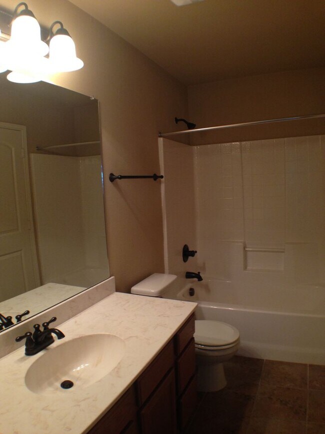 Foto del edificio - Beautiful 3 Bedroom, 2.5 Bath duplex located in Woodland Estates!