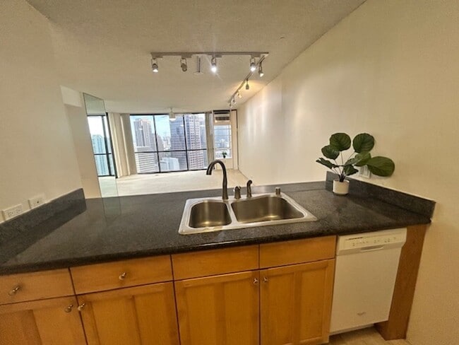 Building Photo - Honolulu Tower - High Floor, Ocean and City View!!!