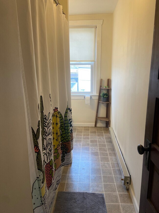 Modern bathroom - 206 Courtland St