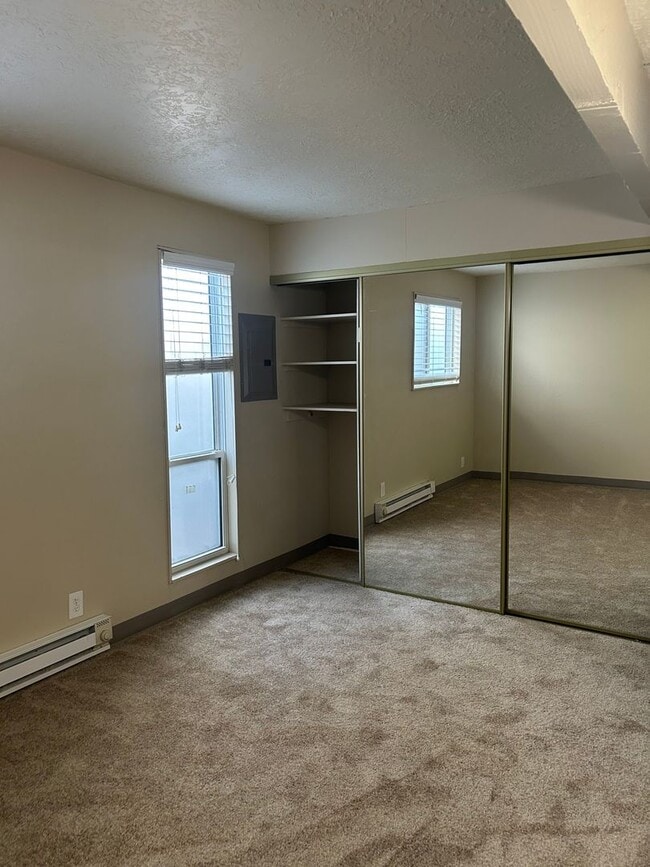 Building Photo - (690) Circle Drive Court - 1 Bedroom / 1 Bathroom