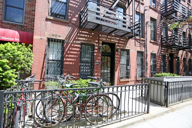 Building Photo - 533 Clinton St