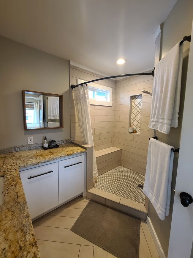 Building Photo - Convenient, cute and breezy!