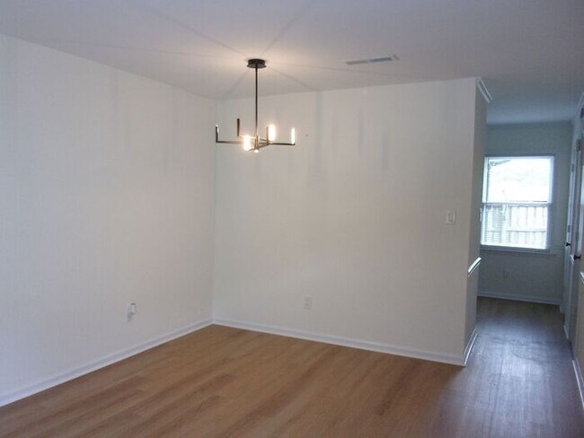Building Photo - Fully Renovated 2 Bedroom 1 1/2 Bath Townh...