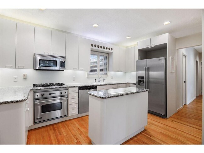 Foto del edificio - 3721 Upton Ave S