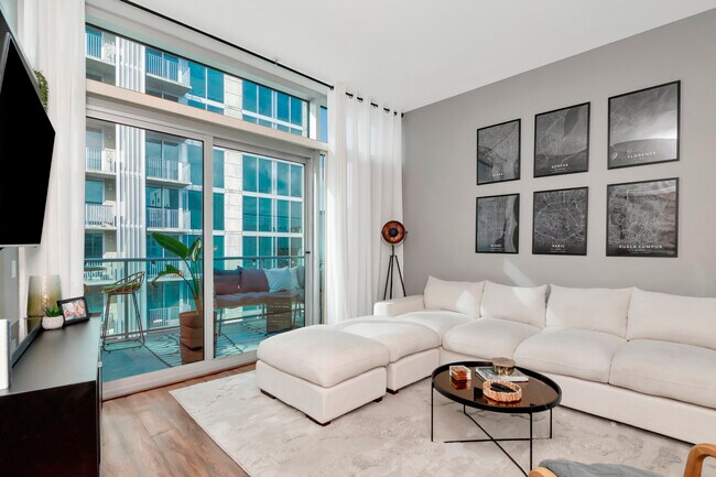 Sala de estar con ventanales del suelo al techo y hermosa luz natural en el último piso. - 111 N 12th St