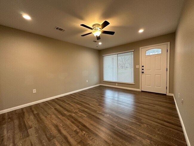 Building Photo - 3-Bedroom / 2-Bathroom House in Hewitt, Texas