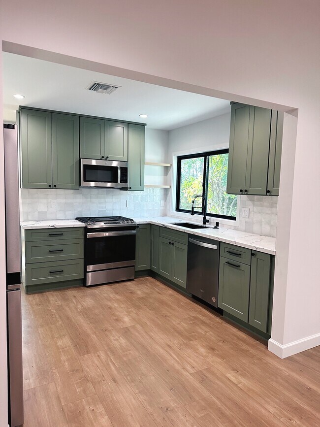 Building Photo - 2411 Ivanhoe Dr