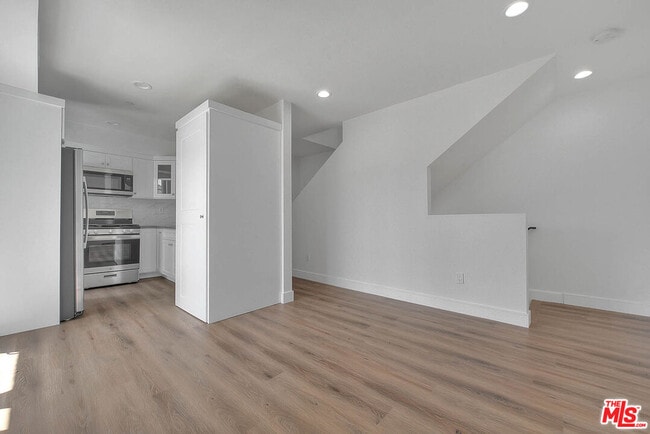 Building Photo - 967 1/2 Wilton Pl