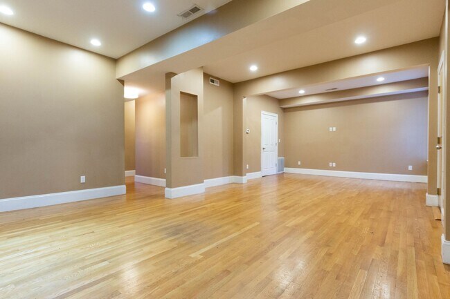 Foto del edificio - No Brokers Fee, Large Unit on Washington Sq. In-Unit Washer and Dryer, Central Heat/AC Large Bedr...
