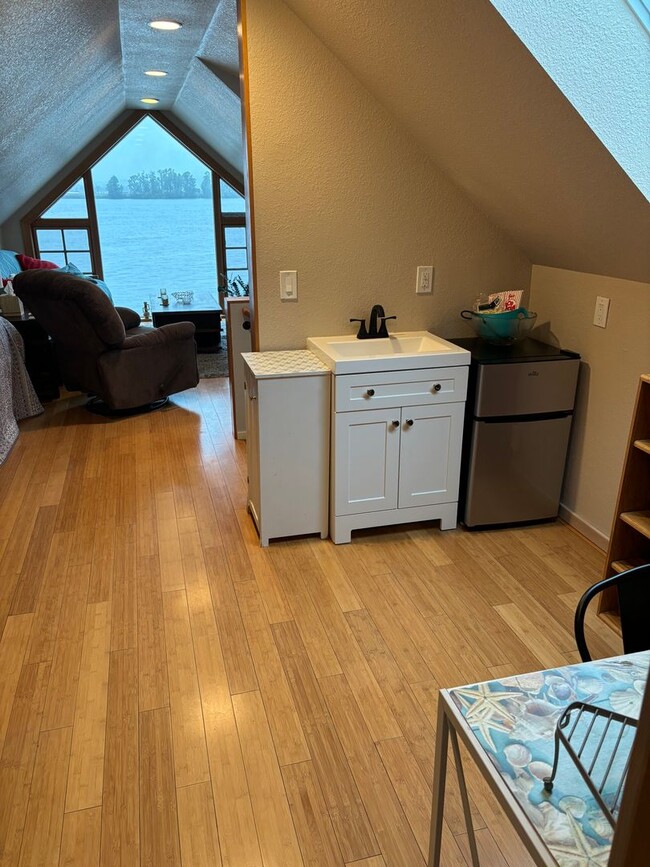 Building Photo - Fully Furnished 1 bed on the Columbia River