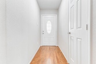 Building Photo - 2410 Clear Ridge Dr