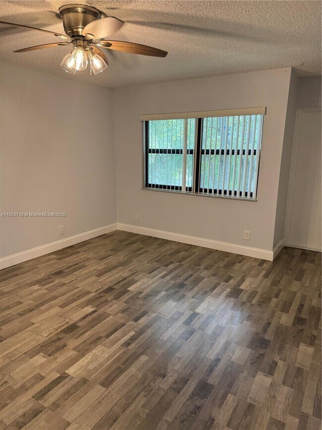 Building Photo - 303 Racquet Club Rd