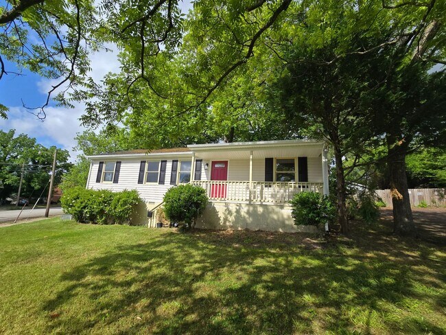 Building Photo - NEWLY REMODELED 3 bedroom house in Colonial Heights
