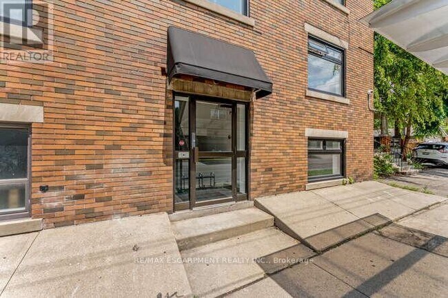 Photo du bâtiment - 127 Victoria Ave S