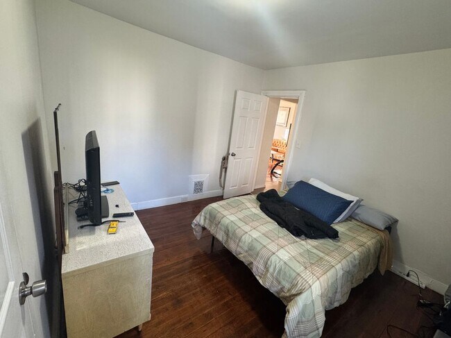 Foto del edificio - 129-131 Wilbraham Avenue, 1