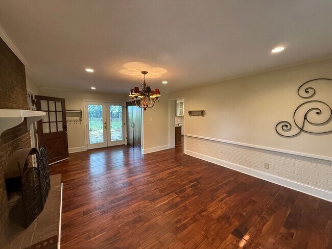 Building Photo - For Rent Clemmons!!