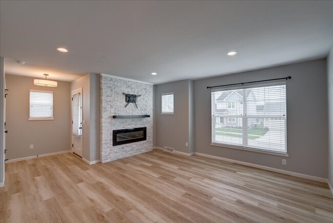 Building Photo - 903 Blue Crane Run