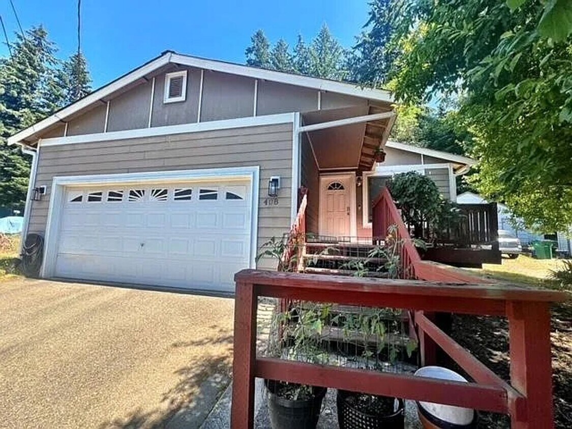 Foto principal - Spacious 3-Bed, 2-Bath Home with Garage – ...