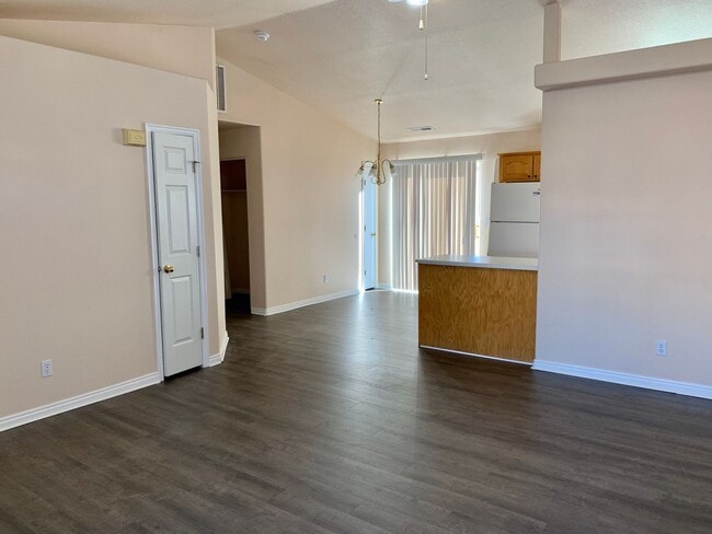 Foto del edificio - Affordable 2-BR Condo is Centrally Located