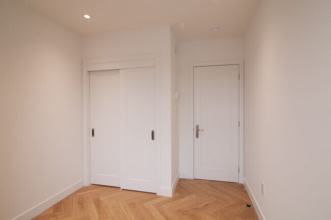 Building Photo - 590 Av. Outremont
