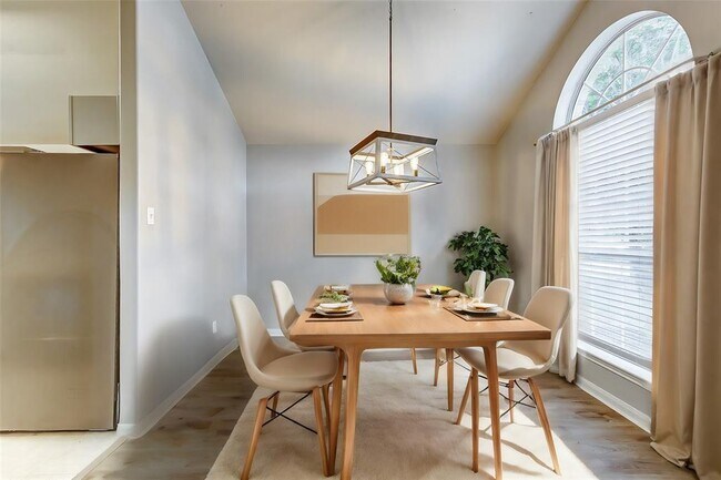 Building Photo - 25331 Clover Ranch Dr