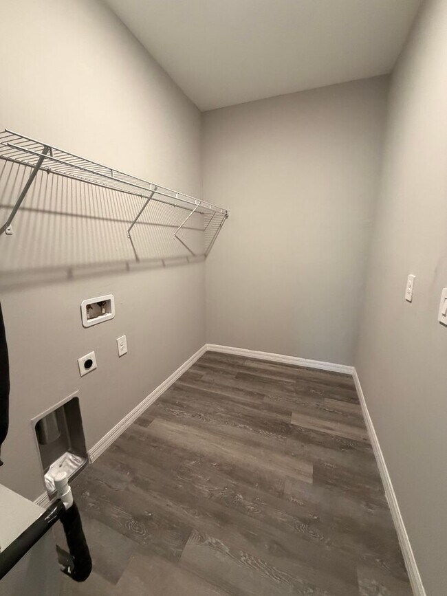 Foto del edificio - 1156 Melville Rd