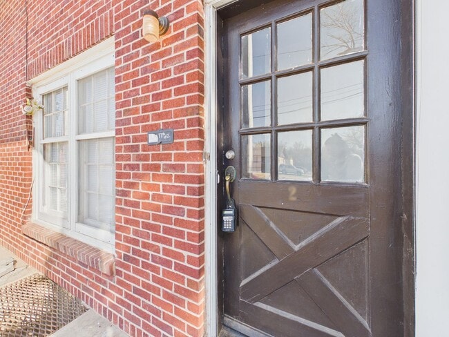 Building Photo - Cute 2 bed 1 bath with a basement you don't want to miss!