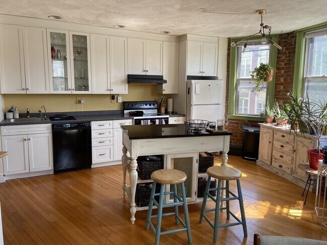 Foto del edificio - 210 Chestnut Hill Ave