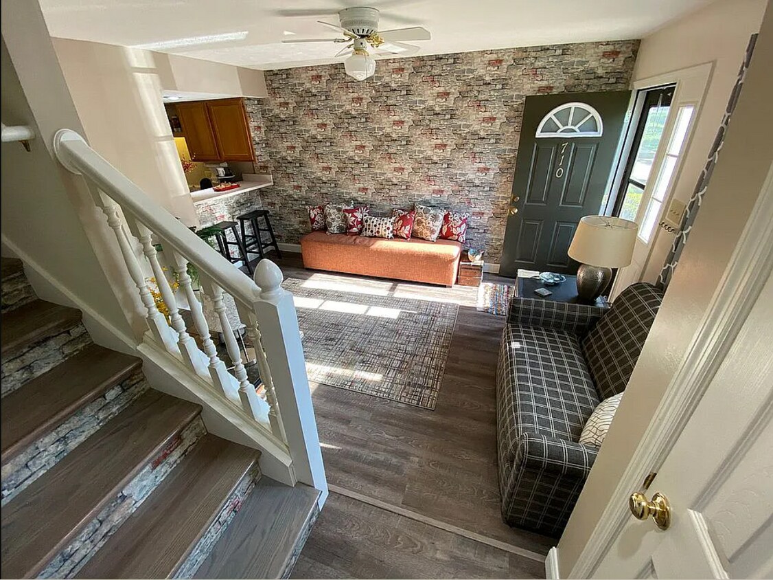 Front Room - 710 E Sherwood Hills Dr