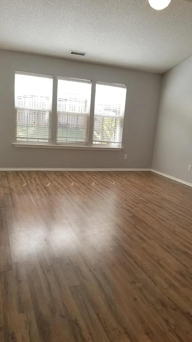 Foto del edificio - 6120 Crayford Dr