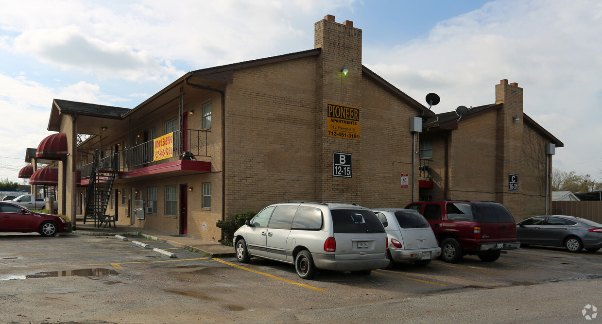 Building Photo - Pioneer Apartments