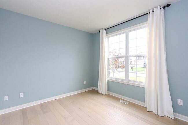 Building Photo - 5 Bedroom 4 Bathroom Home With Finished Ba...